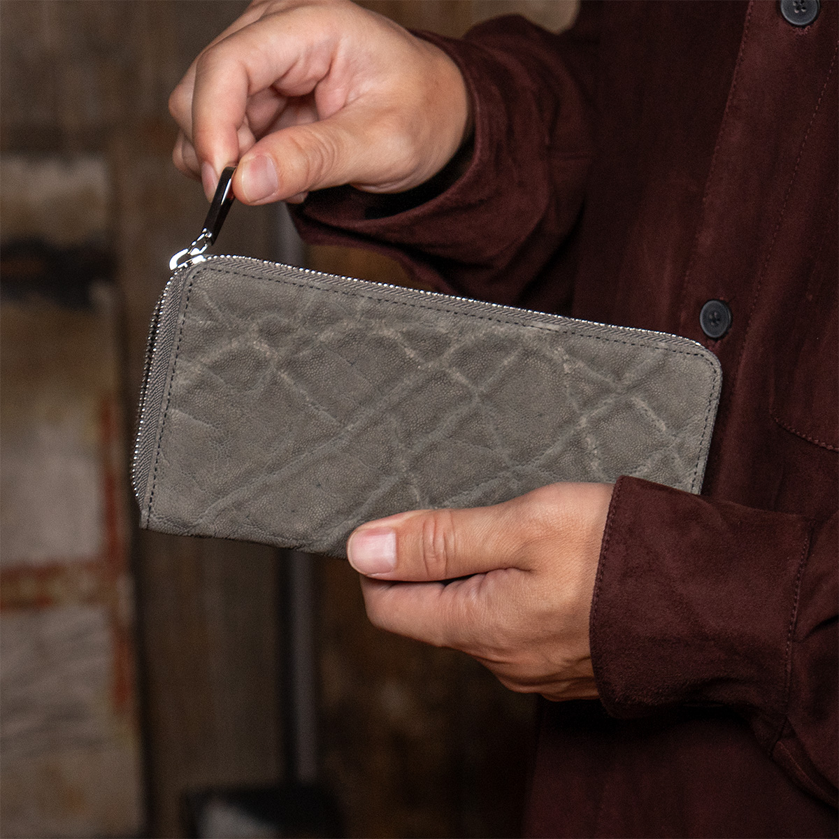 新色入荷】エレファントレザーに山岳の岩肌をそのまま映したかのような