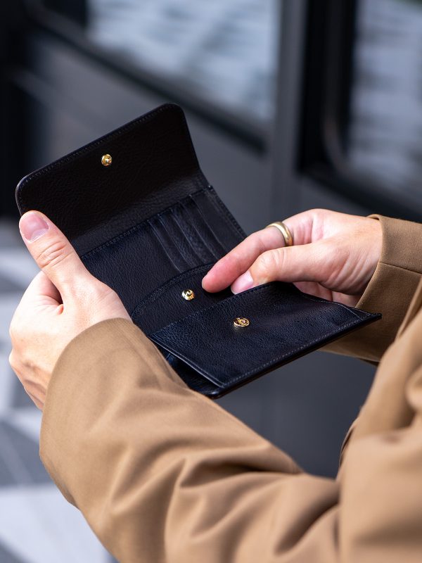 アニリンコードバン フラップミドルウォレット（かぶせ深札入れ）